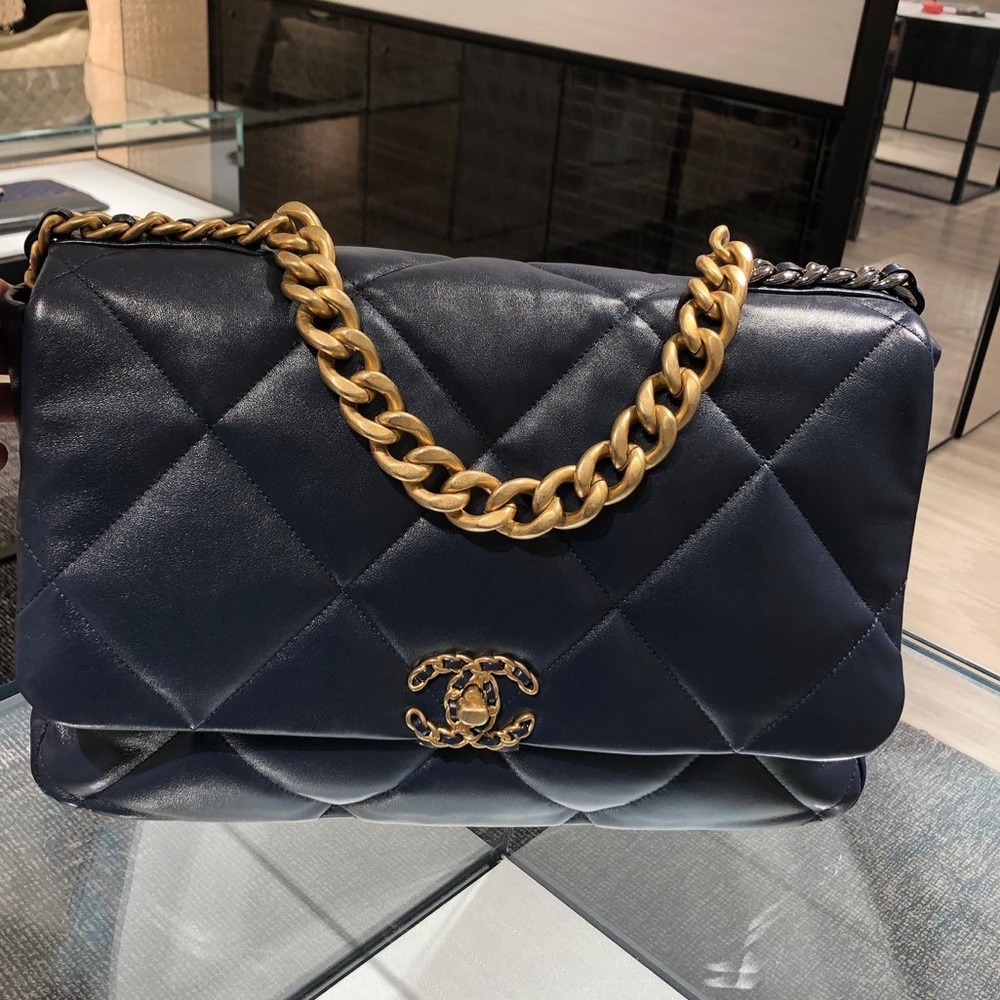 SOLD! ❌🔥SALE Chanel 19 maxi navy!!🔥🔥